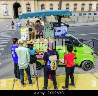 Vendeur de glaces devant le musée du Louvre, Paris 75001, France. Banque D'Images