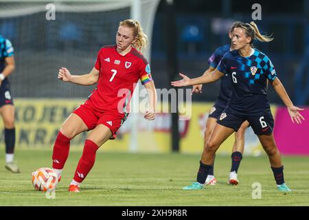 Karlovac, Croatie. 12 juillet 2024. Ceri Holland, du pays de Galles, et Tea Krznaric, de Croatie, lors de la qualification pour le Championnat d'Europe féminin 2025, match opposant la Croatie et le pays de Galles au stade Branko Cavlovic-Cavlek, à Karlovac, en Croatie, le 12 juillet 2024. Photo : Luka Stanzl/PIXSELL crédit : Pixsell/Alamy Live News Banque D'Images