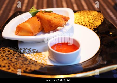 Rouleaux de printemps chinois et pain frit avec pâte de crevettes préparé par un chef d'un authentique restaurant chinois Banque D'Images