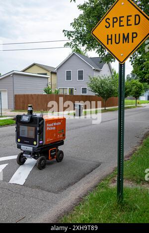 Detroit, Michigan - un robot expérimental et autonome parcourt lentement les rues du quartier de Corktown à Detroit, ramassant les déchets alimentaires qu'il perd Banque D'Images