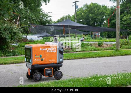 Detroit, Michigan - un robot expérimental et autonome parcourt les rues du quartier de Corktown à Detroit, ramassant les déchets alimentaires. Ici, il livre Banque D'Images