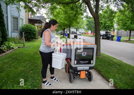 Detroit, Michigan - un robot expérimental et autonome parcourt les rues du quartier de Corktown à Detroit, ramassant les déchets alimentaires qu'il livre Banque D'Images