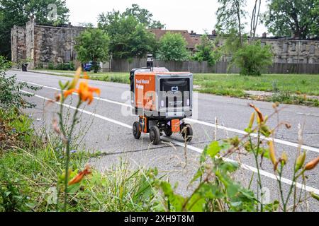 Detroit, Michigan - un robot expérimental et autonome parcourt les rues du quartier de Corktown à Detroit, ramassant les déchets alimentaires qu'il livre Banque D'Images