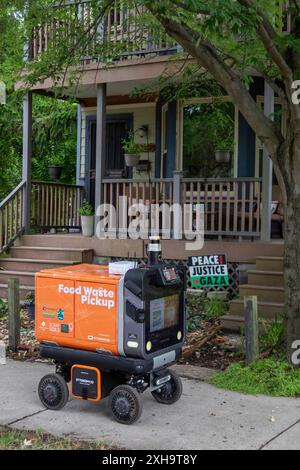 Detroit, Michigan - un robot expérimental et autonome parcourt les rues du quartier de Corktown à Detroit, ramassant les déchets alimentaires qu'il livre Banque D'Images