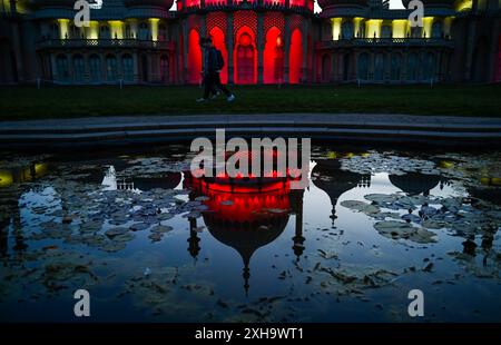 Brighton UK 12 juillet 2024 - le Pavillon Royal de Brighton est illuminé en rouge et blanc au crépuscule ce soir, prêt pour la finale de l'Euro 2024 dimanche lorsque l'Angleterre affrontera l'Espagne en Allemagne . : Crédit Simon Dack / Alamy Live News Banque D'Images