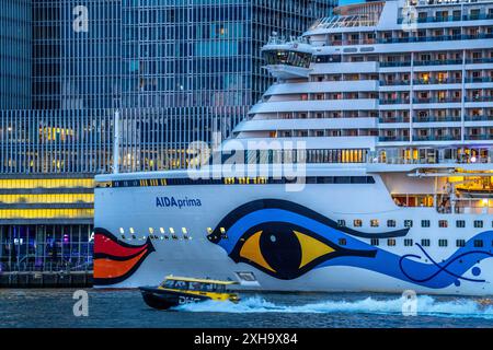 Kreuzfahrtschiff Aida Prima am Cruise terminal von Rotterdam, Kop van Zuid, Hochhäuser an der Wilhelminakade, Wassertaxi, Niederlande, Skyline Rotterdam *** bateau de croisière Aida Prima au Cruise terminal de Rotterdam, Kop van Zuid, gratte-ciel à Wilhelminakade, cabine d'eau, pays-Bas, Skyline Rotterdam Banque D'Images