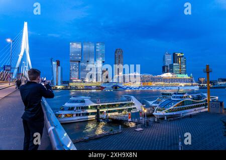 Rotterdam, Skyline an der Nieuwe Maas, Erasmus Brücke, Hochhäuser am Kop van Zuid Stadtteil, Kreuzfahrtschiff Aida Prima am Cruise terminal, Spido Rundfahrtschiffe, Niederlande, Skyline Rotterdam *** Rotterdam, Skyline at the Nieuwe Maas, pont Erasmus, gratte-ciel du quartier de Kop van Zuid, bateau de croisière Aida Prima au terminal de croisière, navires de croisière Spido, pays-Bas, skyline Rotterdam Banque D'Images