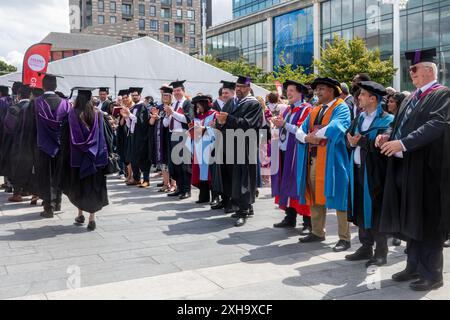 Diplôme de Solent University à Guildhall à Southampton le 11 juillet 2024, Hampshire, Angleterre, Royaume-Uni. Les étudiants diplômés applaudis par le personnel académique Banque D'Images