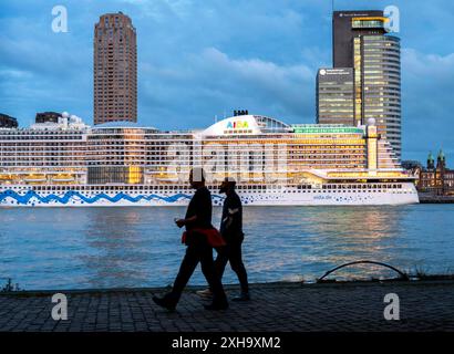 Kreuzfahrtschiff Aida Prima am Cruise terminal von Rotterdam, Kop van Zuid, Hochhäuser an der Wilhelminakade, Niederlande, Promenade, Skyline Rotterdam *** bateau de croisière Aida Prima au terminal de croisière de Rotterdam, Kop van Zuid, gratte-ciel à Wilhelminakade, pays-Bas, Promenade, Skyline Rotterdam Banque D'Images