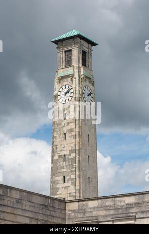 La tour de l'horloge du centre civique dans le centre-ville de Southampton, Hampshire, Angleterre, Royaume-Uni, abritant les bureaux du conseil municipal de Southampton Banque D'Images