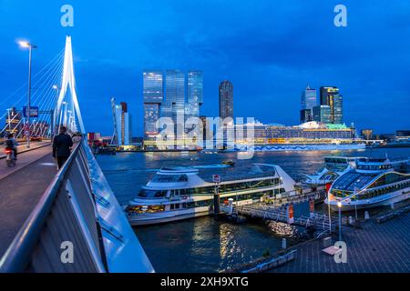 Rotterdam, Skyline an der Nieuwe Maas, Erasmus Brücke, Hochhäuser am Kop van Zuid Stadtteil, Kreuzfahrtschiff Aida Prima am Cruise terminal, Spido Rundfahrtschiffe, Niederlande, Skyline Rotterdam *** Rotterdam, Skyline at the Nieuwe Maas, pont Erasmus, gratte-ciel du quartier de Kop van Zuid, bateau de croisière Aida Prima au terminal de croisière, navires de croisière Spido, pays-Bas, skyline Rotterdam Banque D'Images