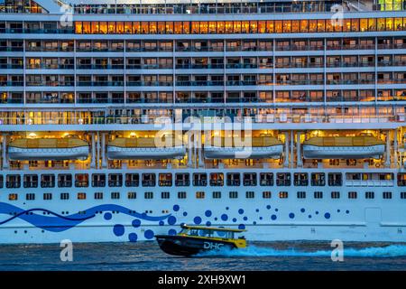 Kreuzfahrtschiff Aida Prima am Cruise terminal von Rotterdam, Kop van Zuid, Hochhäuser an der Wilhelminakade, Wassertaxi, Niederlande, Skyline Rotterdam *** bateau de croisière Aida Prima au Cruise terminal de Rotterdam, Kop van Zuid, gratte-ciel à Wilhelminakade, cabine d'eau, pays-Bas, Skyline Rotterdam Banque D'Images