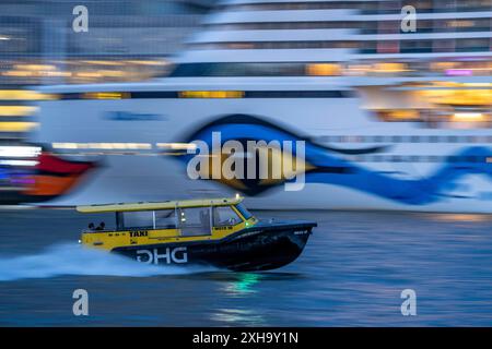 Kreuzfahrtschiff Aida Prima am Cruise terminal von Rotterdam, Kop van Zuid, Hochhäuser an der Wilhelminakade, Wassertaxi, Niederlande, Skyline Rotterdam *** bateau de croisière Aida Prima au Cruise terminal de Rotterdam, Kop van Zuid, gratte-ciel à Wilhelminakade, cabine d'eau, pays-Bas, Skyline Rotterdam Banque D'Images