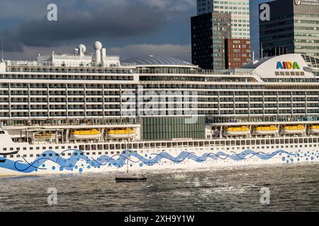 Kreuzfahrtschiff Aida Prima am Cruise terminal von Rotterdam, Kop van Zuid, Hochhäuser an der Wilhelminakade, Niederlande Skyline Rotterdam *** bateau de croisière Aida Prima au terminal de croisière de Rotterdam, Kop van Zuid, gratte-ciel à Wilhelminakade, pays-Bas Skyline Rotterdam Banque D'Images