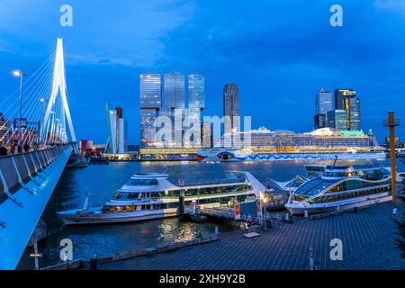 Rotterdam, Skyline an der Nieuwe Maas, Erasmus Brücke, Hochhäuser am Kop van Zuid Stadtteil, Kreuzfahrtschiff Aida Prima am Cruise terminal, Spido Rundfahrtschiffe, Niederlande, Skyline Rotterdam *** Rotterdam, Skyline at the Nieuwe Maas, pont Erasmus, gratte-ciel du quartier de Kop van Zuid, bateau de croisière Aida Prima au terminal de croisière, navires de croisière Spido, pays-Bas, skyline Rotterdam Banque D'Images