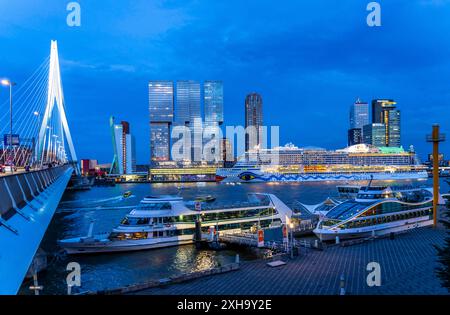 Rotterdam, Skyline an der Nieuwe Maas, Erasmus Brücke, Hochhäuser am Kop van Zuid Stadtteil, Kreuzfahrtschiff Aida Prima am Cruise terminal, Spido Rundfahrtschiffe, Niederlande, Skyline Rotterdam *** Rotterdam, Skyline at the Nieuwe Maas, pont Erasmus, gratte-ciel du quartier de Kop van Zuid, bateau de croisière Aida Prima au terminal de croisière, navires de croisière Spido, pays-Bas, skyline Rotterdam Banque D'Images