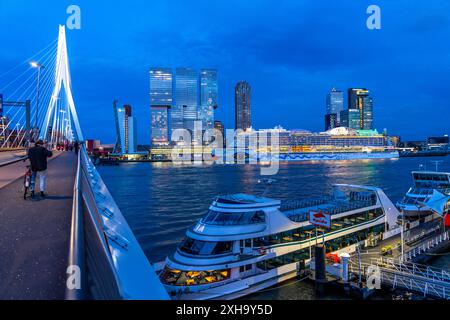 Rotterdam, Skyline an der Nieuwe Maas, Erasmus Brücke, Hochhäuser am Kop van Zuid Stadtteil, Kreuzfahrtschiff Aida Prima am Cruise terminal, Spido Rundfahrtschiffe, Niederlande, Skyline Rotterdam *** Rotterdam, Skyline at the Nieuwe Maas, pont Erasmus, gratte-ciel du quartier de Kop van Zuid, bateau de croisière Aida Prima au terminal de croisière, navires de croisière Spido, pays-Bas, skyline Rotterdam Banque D'Images