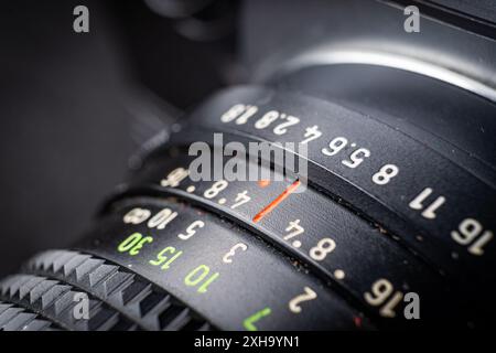 Gros plan d'Un objectif d'appareil photo Vintage montrant les paramètres d'ouverture et de mise au point Banque D'Images