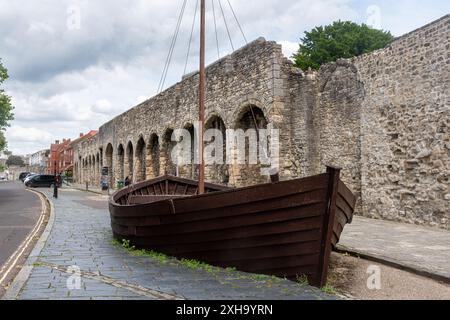Remparts médiévaux de la vieille ville à Southampton, Hampshire, Angleterre, Royaume-Uni. Vue des arcades défensives et réplique d'un navire de commerce ou d'une quille du XIVe siècle Banque D'Images