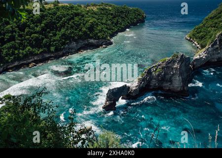 Magnifiques nuances de bleu et turquoise pour l'eau vue d'en haut à Nusa Penida Banque D'Images