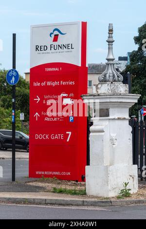 Panneau de ferry rouge en entonnoir à Southampton, entrée des ferries à l'île de Wight, Hampshire, Angleterre, Royaume-Uni Banque D'Images