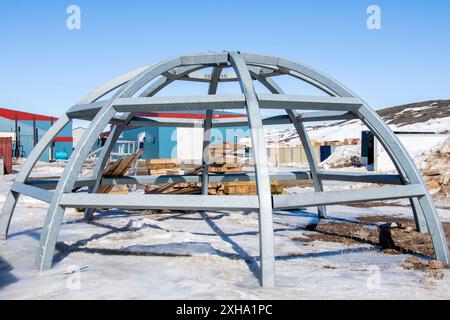 Igloo en acier sur Federal Road à Iqaluit, Nunavut, Canada Banque D'Images