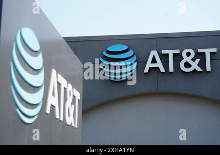 San Bruno, États-Unis. 12 juillet 2024. Photo prise le 12 juillet 2024 montre les logos d'AT&T à San Bruno, Californie, États-Unis. Un pirate informatique a accédé et téléchargé les données des appels et des SMS de presque tous les clients AT&T Wireless, a révélé la société dans un dépôt de titres vendredi. Crédit : Li Jianguo/Xinhua/Alamy Live News Banque D'Images
