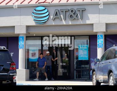 San Bruno, États-Unis. 12 juillet 2024. Les gens quittent un magasin AT&T à San Bruno, Californie, États-Unis, le 12 juillet 2024. Un pirate informatique a accédé et téléchargé les données des appels et des SMS de presque tous les clients AT&T Wireless, a révélé la société dans un dépôt de titres vendredi. Crédit : Li Jianguo/Xinhua/Alamy Live News Banque D'Images