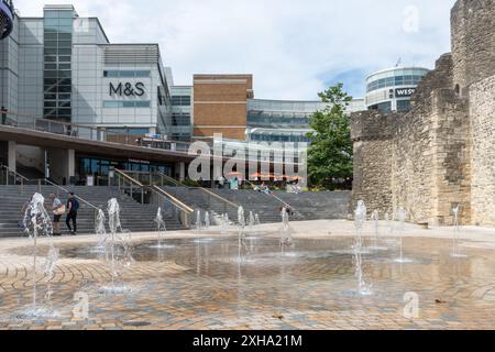 Centre commercial Westquay vu de Western Esplanade, Southampton, Hampshire, Angleterre, Royaume-Uni, avec fontaines et murs de la vieille ville Banque D'Images