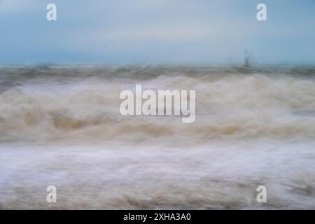 Mouvement intentionnel de caméra, ICM, Stormy Waves et Light Buoy Banque D'Images