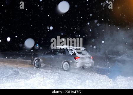 courses hivernales la nuit, transport, voyage, neige, glissant, conduire une voiture en hiver, dérive Subaru, manœuvres dangereuses, dérapage contrôlé Banque D'Images