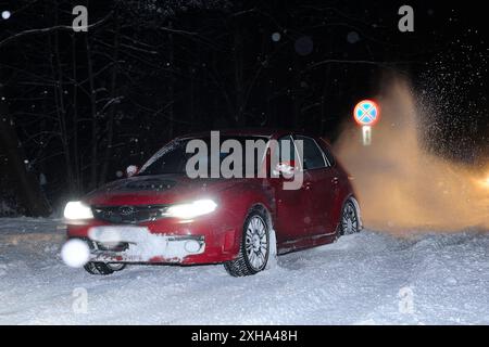 courses hivernales la nuit, transport, voyage, neige, glissant, conduire une voiture en hiver, dérive Subaru, manœuvres dangereuses, dérapage contrôlé Banque D'Images