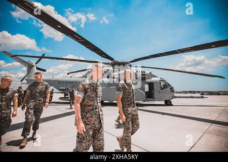 Le 39e commandant du corps des Marines, le génie Eric M. Smith, visite la 2e escadre aérienne des Marines avec le lieutenant Col. Matthew Bagley, le commandant du 461e escadron d'hélicoptères lourds des Marines lors d'une visite à la base aérienne du corps des Marines New River, Caroline du Nord, le 11 juin 2024. Bagley a parlé avec Gen. Smith des capacités considérablement améliorées du CH-53K King Stallion par rapport à son prédécesseur, le CH-53E. (Photo du corps des Marines des États-Unis par le sergent d'état-major Kelsey Dornfeld) Banque D'Images