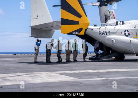 Le capitaine Eric Kenny, officier exécutif du porte-avions de classe Nimitz USS Carl Vinson (CVN 70), accueille la marine philippine Brig. Gen. Edwin E. Amdar, sur le pont d'envol du Vinson, alors que le navire participe à la phase en mer de l'exercice Rim of the Pacific (RIMPAC) 2024. Vingt-neuf pays, 40 navires de surface, trois sous-marins, 14 forces terrestres nationales, plus de 150 avions et 25 000 membres du personnel participent au RIMPAC dans et autour des îles Hawaï, du 27 juin au 1er août. Le RIMPAC, le plus grand exercice maritime international au monde, offre une occasion de formation unique tout en favorisant et en soutenant Banque D'Images