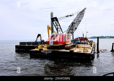 Équipages de Roen Salvage, dans le Colorado, de Sturgeon Bay, dans le Wisc. Travaux de reconstruction du brise-lames sud d'Algoma en plaçant des pieux métalliques dans le substrat rocheux près de l'ancien mur. Il sera ensuite enrobé dans du béton. Le mur actuel a été construit pour la première fois dans les années 1880 à partir de calage en bois et recouvert de béton en 1934. La construction est gérée par le U.S. Army corps of Engineers du district de Chicago et commence en juin 2024. L'achèvement des travaux est prévu pour juin 2026. Banque D'Images