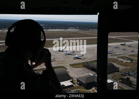 Le sergent Alex Broome, apprenti en affaires publiques de la 316e Escadre, photographie des avions appartenant aux alliés et partenaires de l'OTAN à la base interarmées Andrews, Md., le 11 juillet 2024. Broome a capturé des images pour la documentation historique du soutien de la base conjointe Andrews au Sommet de l’OTAN de 2024. (Photo de l'US Air Force par Airman 1re classe Gianluca Ciccopiedi) Banque D'Images