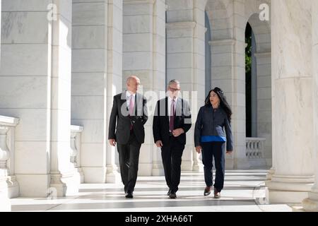 (De gauche à droite) le secrétaire à la Défense britannique John Healey, le premier ministre britannique Keir Starmer et la directrice exécutive des cimetières militaires nationaux de l'armée et du Bureau des cimetières de l'armée Karen Durham-Aguilera traversent l'amphithéâtre commémoratif du cimetière national d'Arlington, Arlington, Virginie, le 11 juillet 2024. Starmer, Healey et Thomas-Symonds étaient à l'ANC pour participer à une cérémonie publique de dépôt de couronne sur la tombe du soldat inconnu. (Photo de l'armée américaine par Elizabeth Fraser / cimetière national d'Arlington / publiée) Banque D'Images