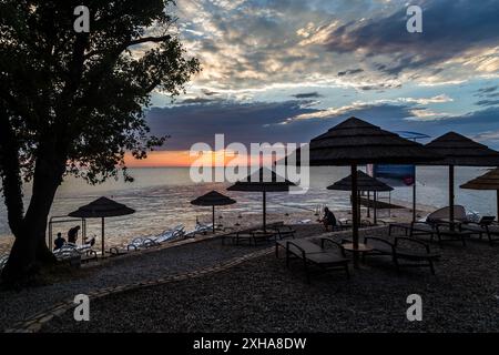 Magnifique coucher de soleil croate sur la côte de Porec Croatie Banque D'Images