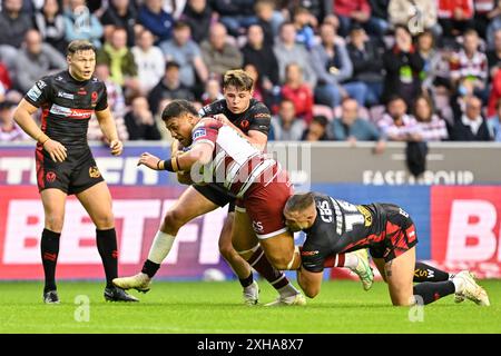 Patrick Mago de Wigan Warriors est attaqué lors du match de la Betfred Super League Round 17 Wigan Warriors vs St Helens au DW Stadium, Wigan, Royaume-Uni, le 12 juillet 2024 (photo de Cody Froggatt/News images) Banque D'Images