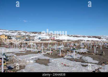 Croix blanches au cimetière municipal d'Iqaluit à Apex, Nunavut, Canada Banque D'Images