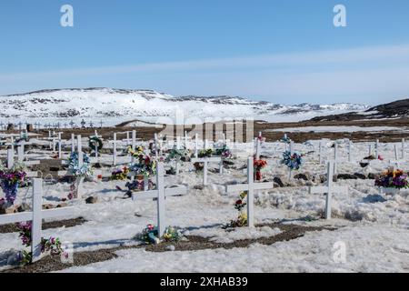 Croix blanches au cimetière municipal d'Iqaluit à Apex, Nunavut, Canada Banque D'Images