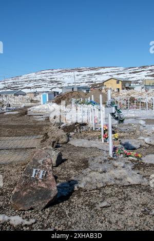 Croix blanches au cimetière municipal d'Iqaluit à Apex, Nunavut, Canada Banque D'Images