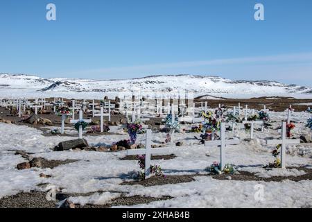 Croix blanches au cimetière municipal d'Iqaluit à Apex, Nunavut, Canada Banque D'Images