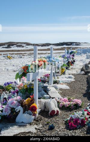 Croix blanches au cimetière municipal d'Iqaluit à Apex, Nunavut, Canada Banque D'Images