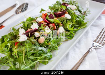 Une vue d'une salade de betteraves et roquette. Banque D'Images