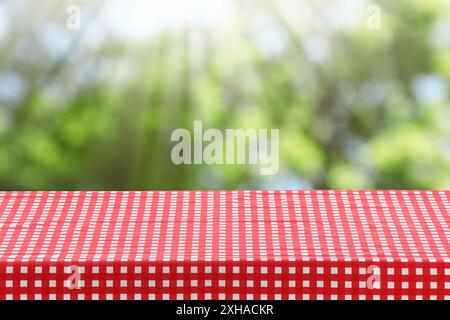 Nappe de pique-nique sur table sous la lumière du soleil à l'extérieur Banque D'Images