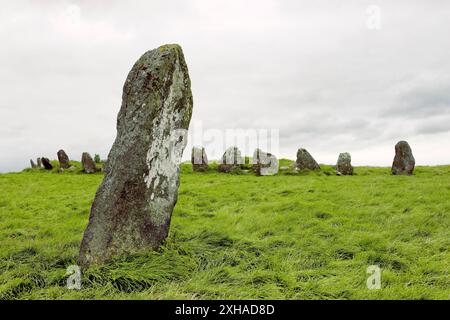 Cercle de pierre préhistorique Beltany. Raphoe, Donegal, Irlande. Site rituel néolithique et âge de bronze 2100-700 av. J.-C. Plus aberrant avec le quadrant S.E. derrière Banque D'Images