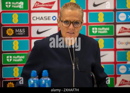 Sarina Wiegman, la responsable féminine de l'Angleterre, donne sa conférence de presse après le match du Groupe 3 du Championnat d'Europe féminin de l'UEFA entre l'Angleterre féminine et la République d'Irlande à Carrow Road, Norwich, vendredi 12 juillet 2024. (Photo : David Watts | mi News) crédit : MI News & Sport /Alamy Live News Banque D'Images