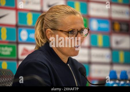 Sarina Wiegman, la responsable féminine de l'Angleterre, donne sa conférence de presse après le match du Groupe 3 du Championnat d'Europe féminin de l'UEFA entre l'Angleterre féminine et la République d'Irlande à Carrow Road, Norwich, vendredi 12 juillet 2024. (Photo : David Watts | mi News) crédit : MI News & Sport /Alamy Live News Banque D'Images