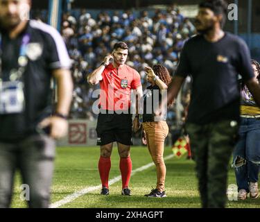 Belem, Brésil. 12 juillet 2024. PA - BELEM - 07/12/2024 - BRASILEIRO B 2024, PAYSANDU x CEARA - arbitre lors du match entre Paysandu et Ceara au stade de Curuzu pour le championnat brésilien B 2024. Photo : Marcos Junior/AGIF crédit : AGIF/Alamy Live News Banque D'Images